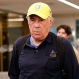 Novo técnico da Seleção, Ancelotti chega no Brasil com boné da CBF