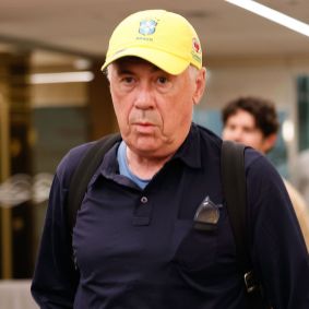 Novo técnico da Seleção, Ancelotti chega no Brasil com boné da CBF