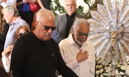 Familiares e famosos vão ao velório de Nana Caymmi