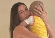 Hailey mostra filho com Justin Bieber comendo prato típico brasileiro; veja