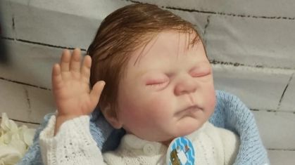 Bebês reborn são bonecos hiper-realistas que imitam bebês reais; este foi produzido pela artesã Sara Gomes