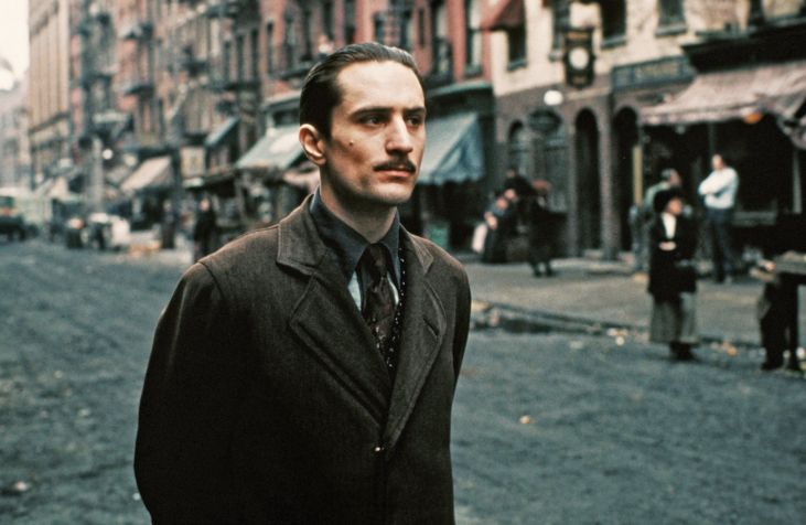 Robert De Niro viveu a versão jovem de Vito Corleone em "O Poderoso Chefão 2" • Reprodução/Paramount