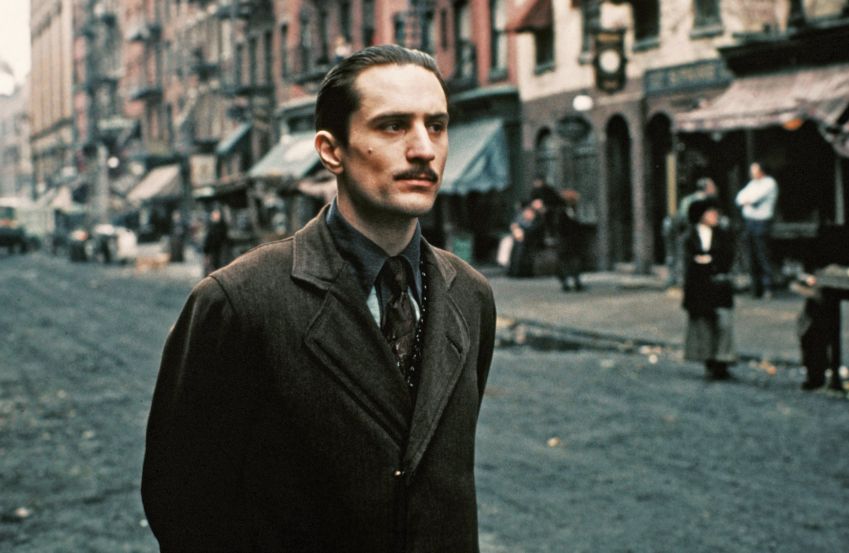 Robert De Niro viveu a versão jovem de Vito Corleone em "O Poderoso Chefão 2" • Reprodução/Paramount