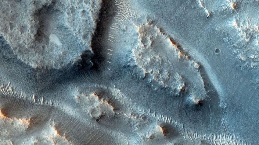 Vaste vallée sculptée d'eau coulant dans Mars • NASA / JPL-CALTECH / Université de l'Arizona)