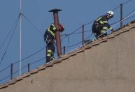 Conclave: Vaticano instala chaminé sobre a Capela Sistina