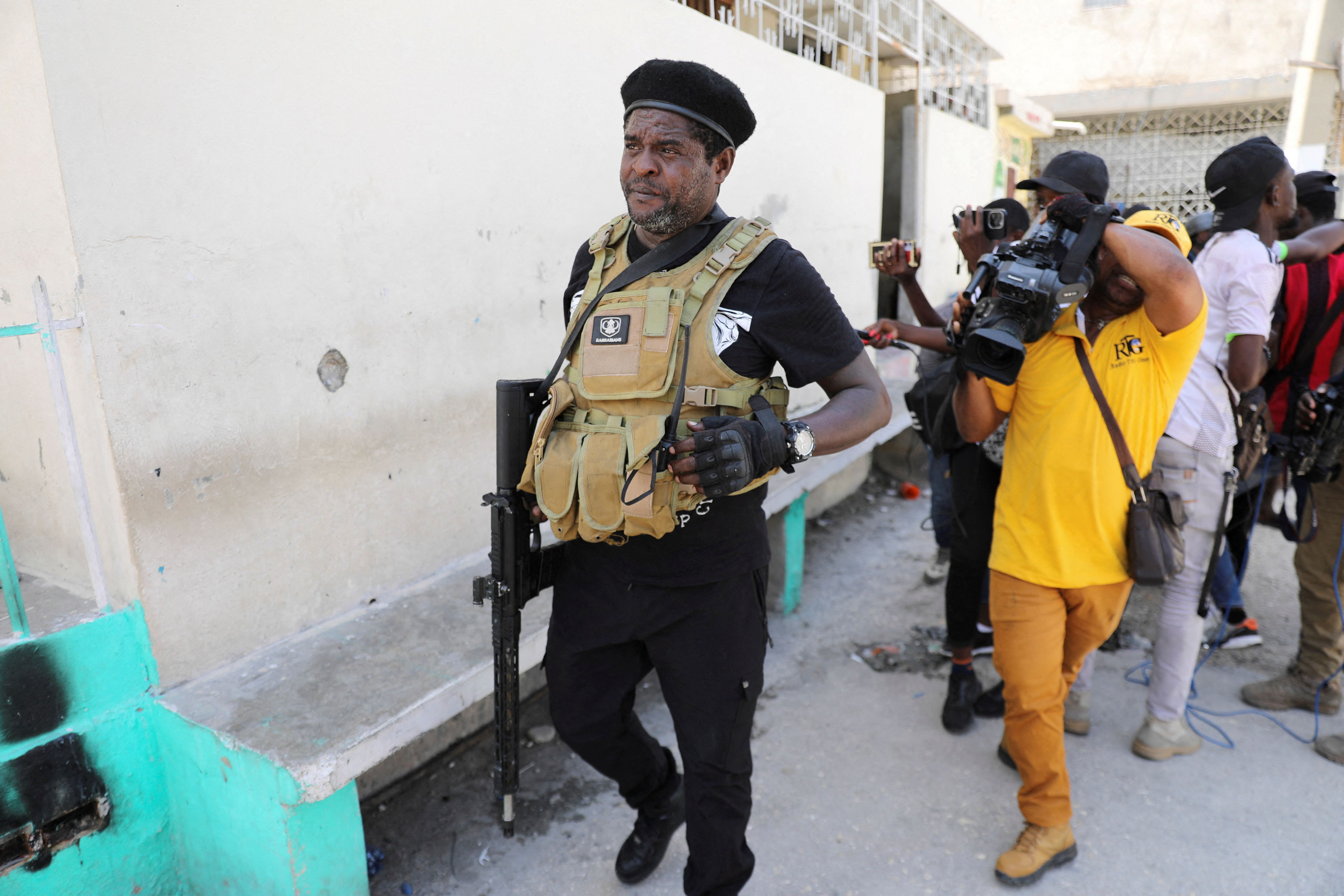 O ex-policial Jimmy "Barbecue" Cherizier passa por jornalistas em Porto Príncipe, Haiti
