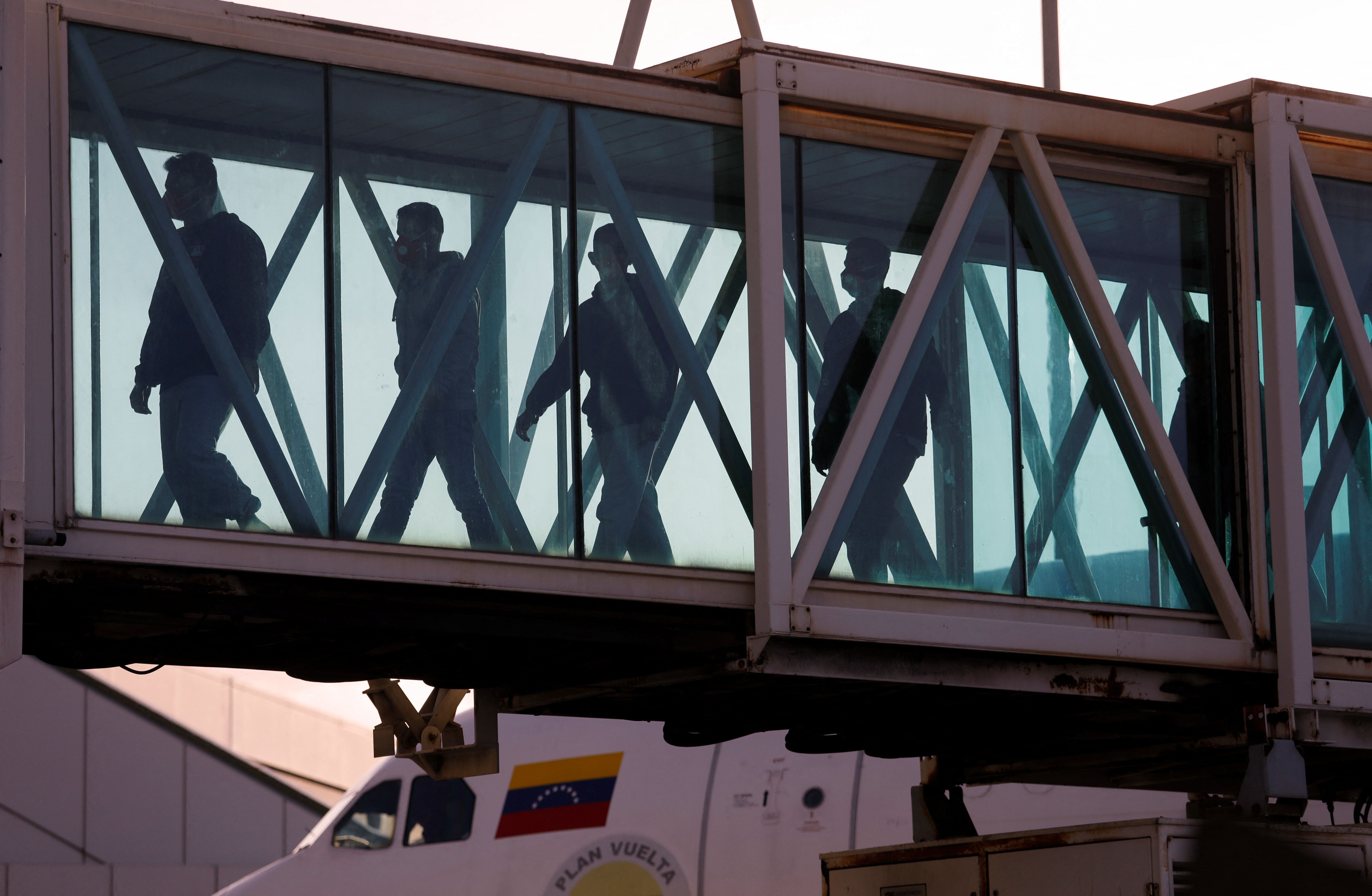 Migrantes venezuelanos chegam após serem deportados dos EUA, em Maiquetía, Venezuela