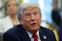 Rádio pública dos EUA processa Trump após corte de verba