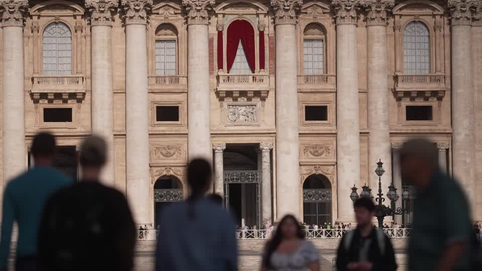 Turistas no Vaticano em frente à Basílica de São Pedro.