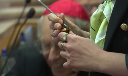 Anel do papa Francisco é anulado em última reunião pré-conclave; entenda