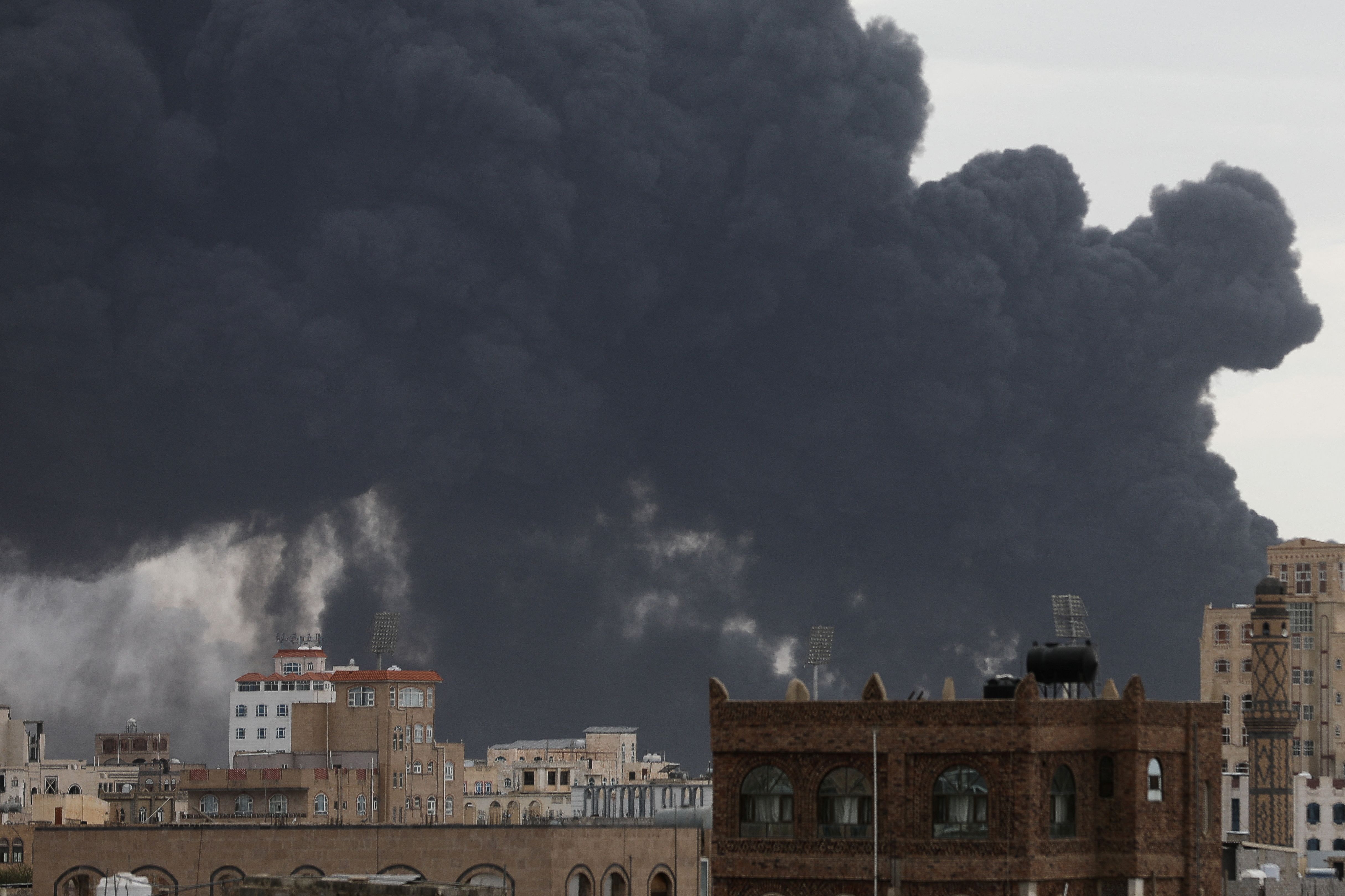 Ataque aéreo de Israel à infraestrutura Houthi em Sanaa