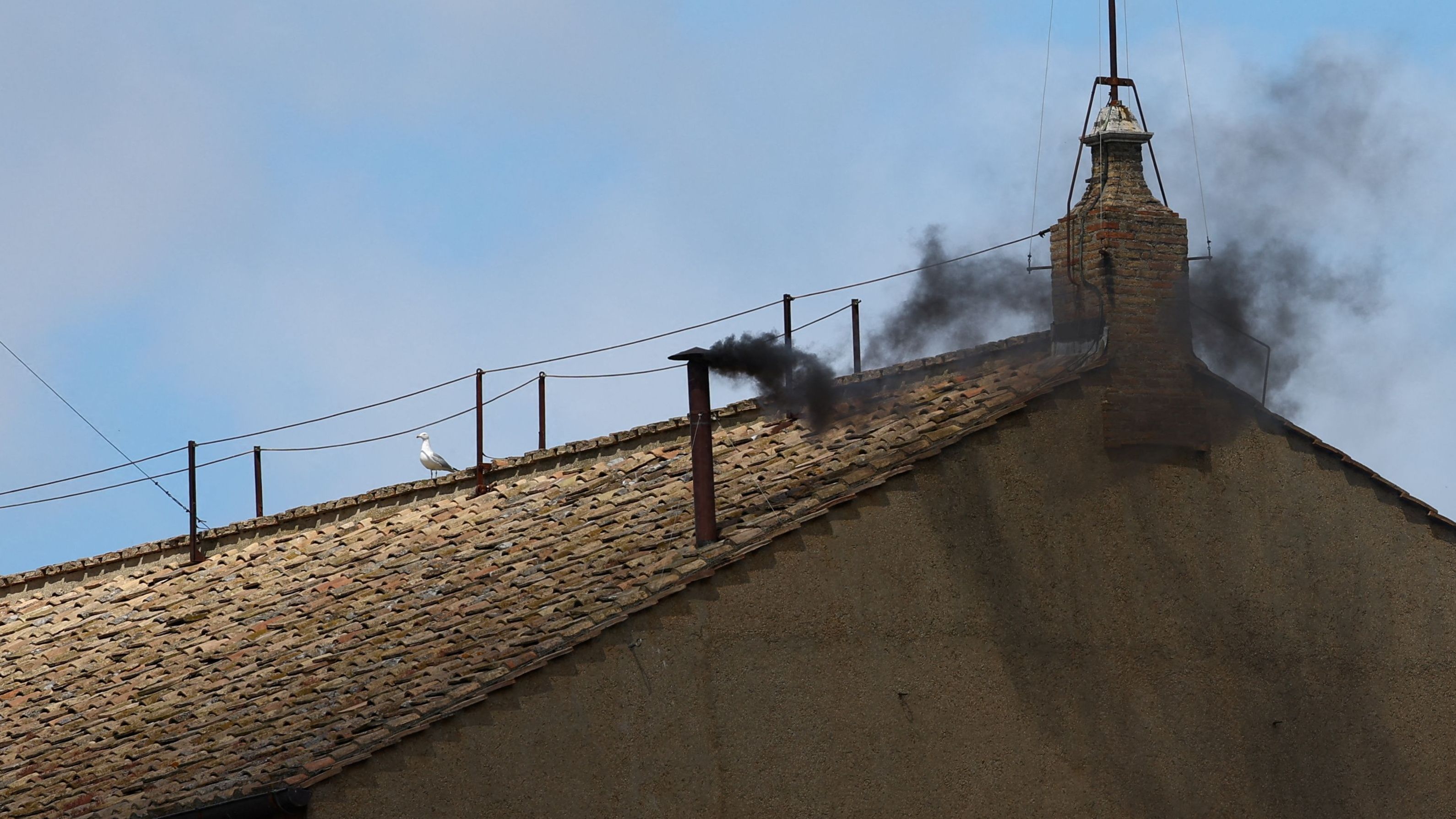 Fumaça preta na chaminé da Capela Sistina, no Vaticano
