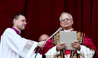 Leão XIV presta homenagem a Francisco durante primeiro discurso como papa