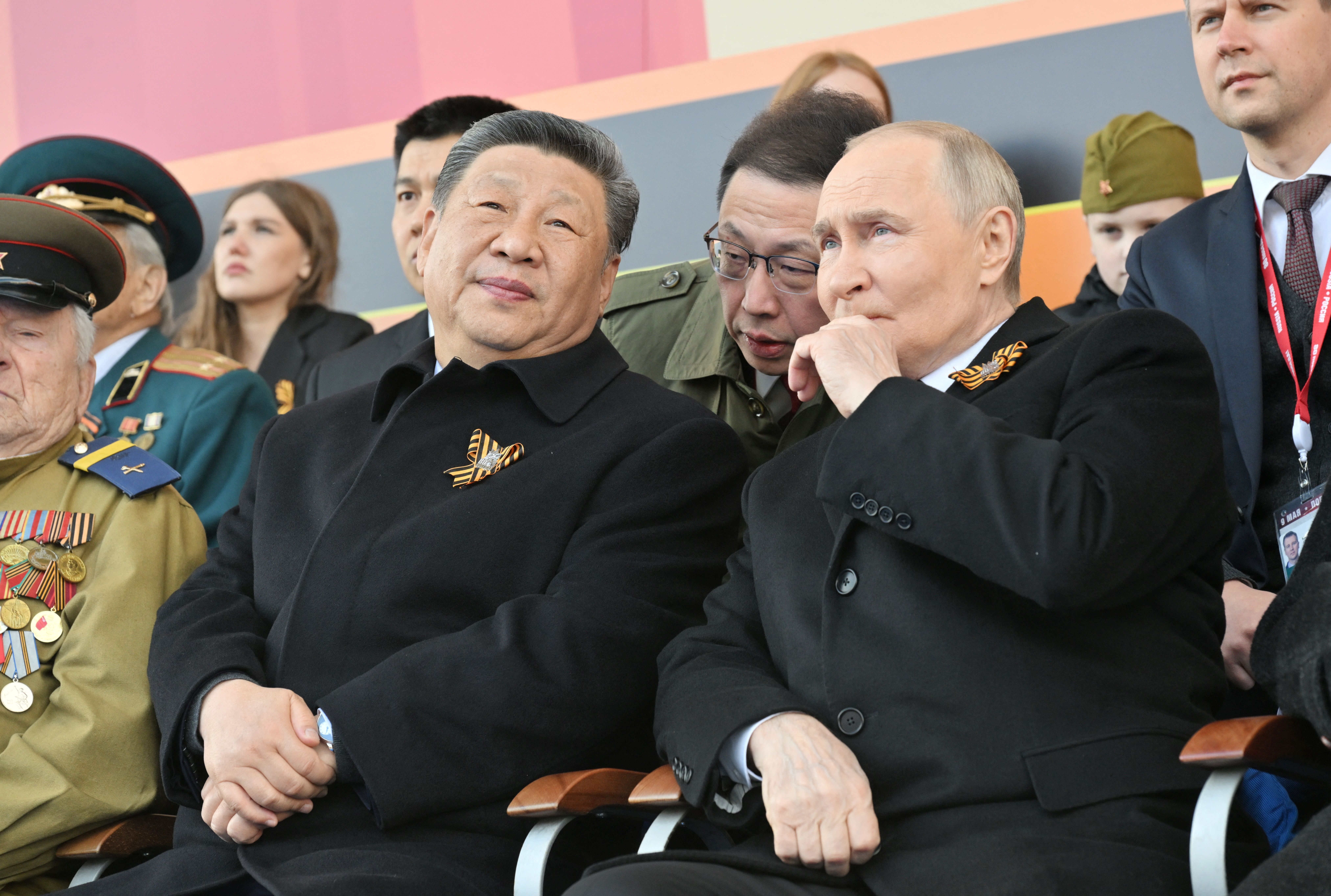 Vladimir Putin e Xi Jinping em desfile do Dia da Viória em Moscou
