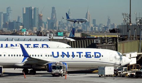 Aviões da United Airlines pousam e outros se preparam para decolar no Aeroporto Internacional Newark Liberty, em Newark, Nova Jersey