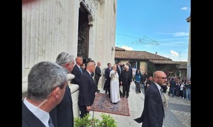 Papa faz visita surpresa a santuário em primeira viagem fora do Vaticano
