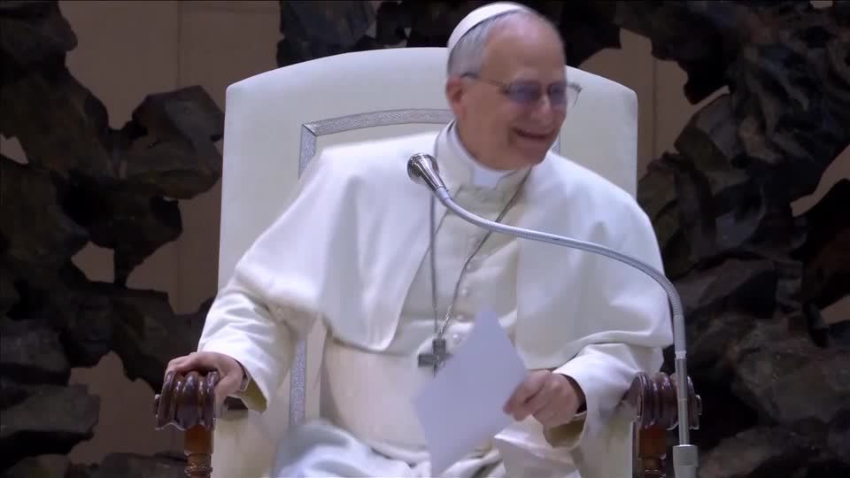 Papa Leão XIV realiza primeira audiência com jornalistas.