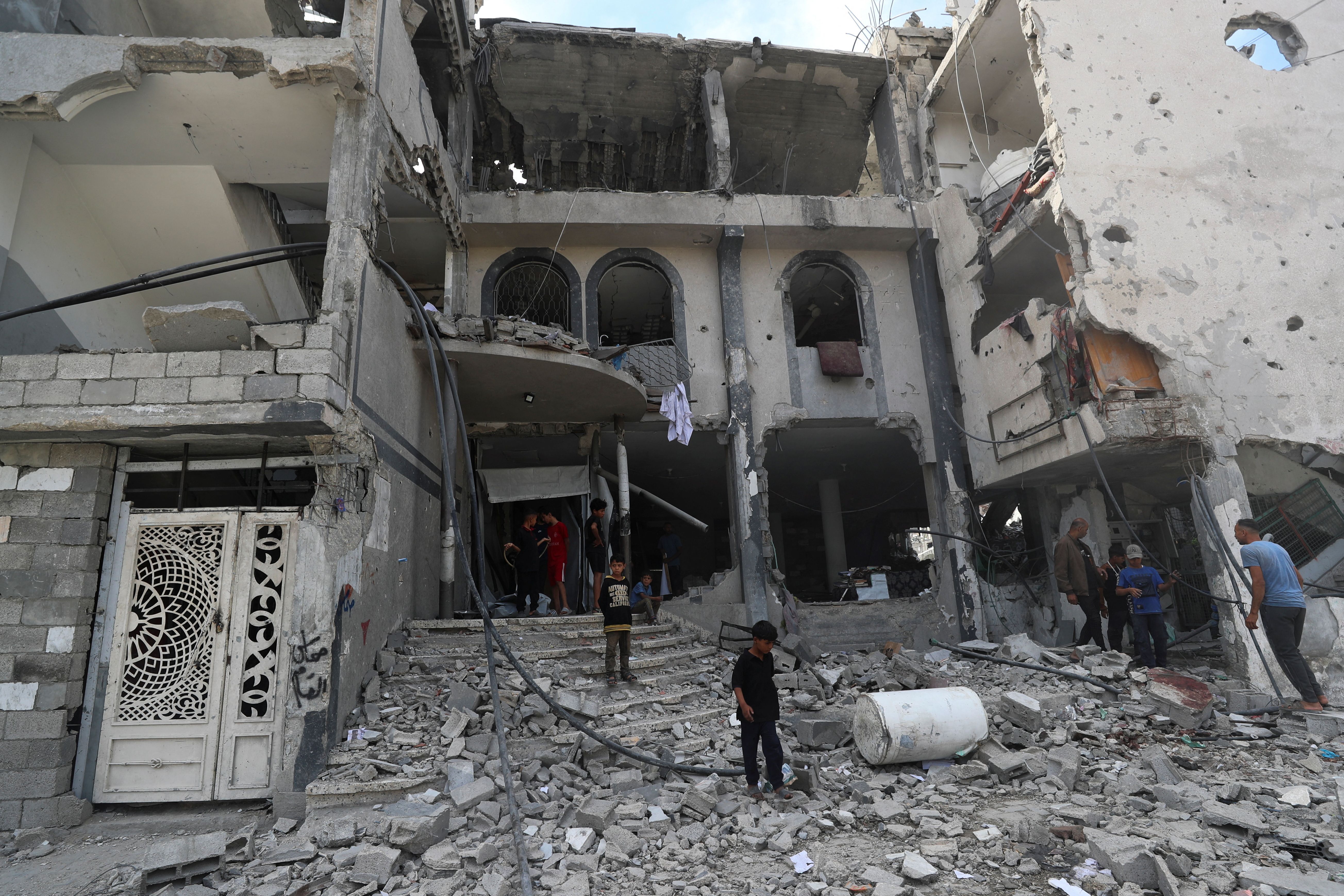 Palestinos inspecionam clínica médica alvo de ataque aéreo de Israel em Jabalia, no norte da Faixa de Gaza
