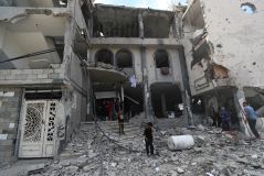 Palestinos inspecionam clínica médica alvo de ataque aéreo de Israel em Jabalia, no norte da Faixa de Gaza
