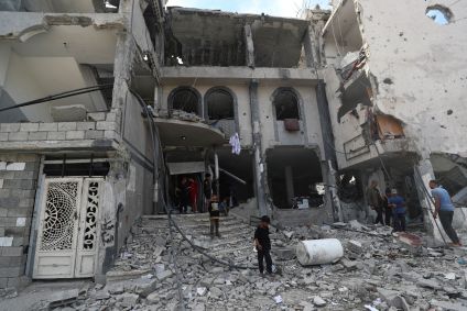 Palestinos inspecionam clínica médica alvo de ataque aéreo de Israel em Jabalia, no norte da Faixa de Gaza