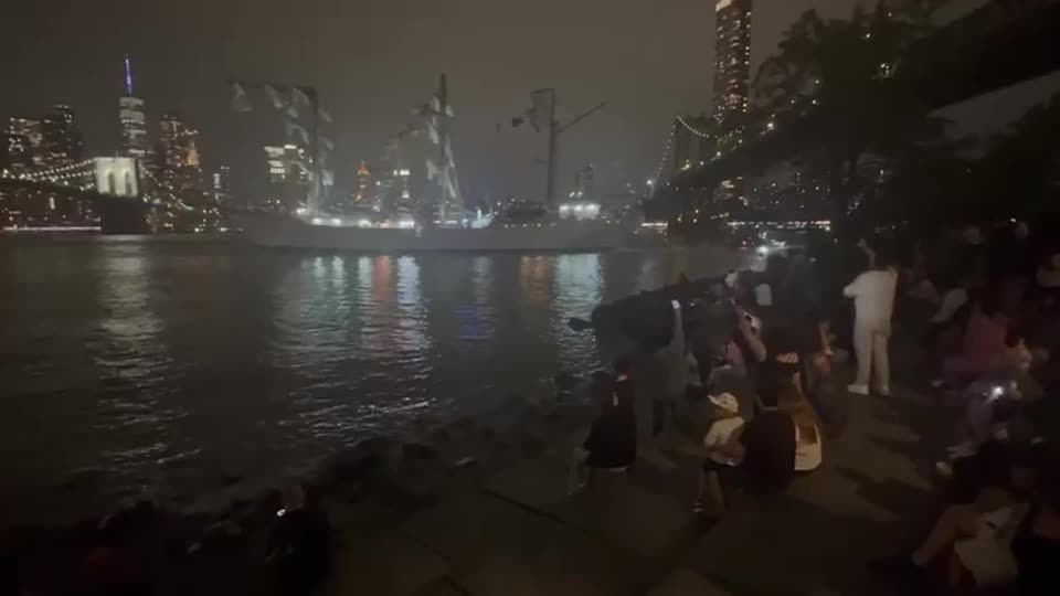 Onlookers chant support for Mexico Navy ship after Brooklyn Bridge accident