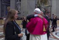 Papa Leão abraça seu irmão após missa de início do pontificado