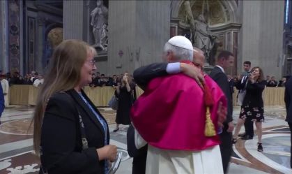 Papa Leão abraça seu irmão após missa de início do pontificado