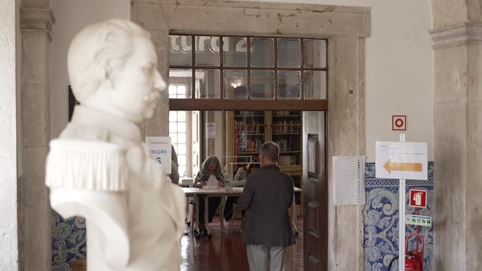 From libraries to garages, Portugal's voters decide in tight general election