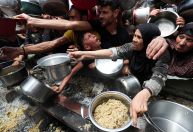 Caminhões de ajuda entram em Gaza após atrasos; cresce pressão sobre Israel