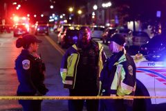 Policiais em local de Washington onde dois funcionários da embaixada israelense foram mortos a tiros