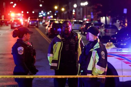 Policiais em local de Washington onde dois funcionários da embaixada israelense foram mortos a tiros
