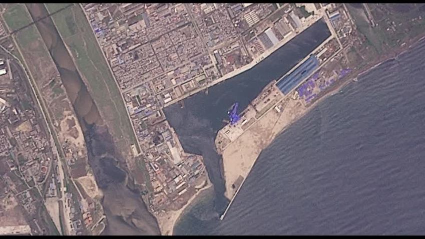 Imagem de satélite mostra navio de guerra norte-coreano na água em estaleiro após acidente de lançamento. • Reprodução/Reuters