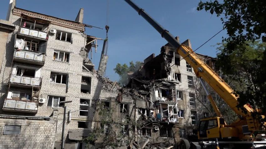 Ataque de drone russo mata uma pessoa em Mykolaiv e destrói carros em Odesa • Reuters
