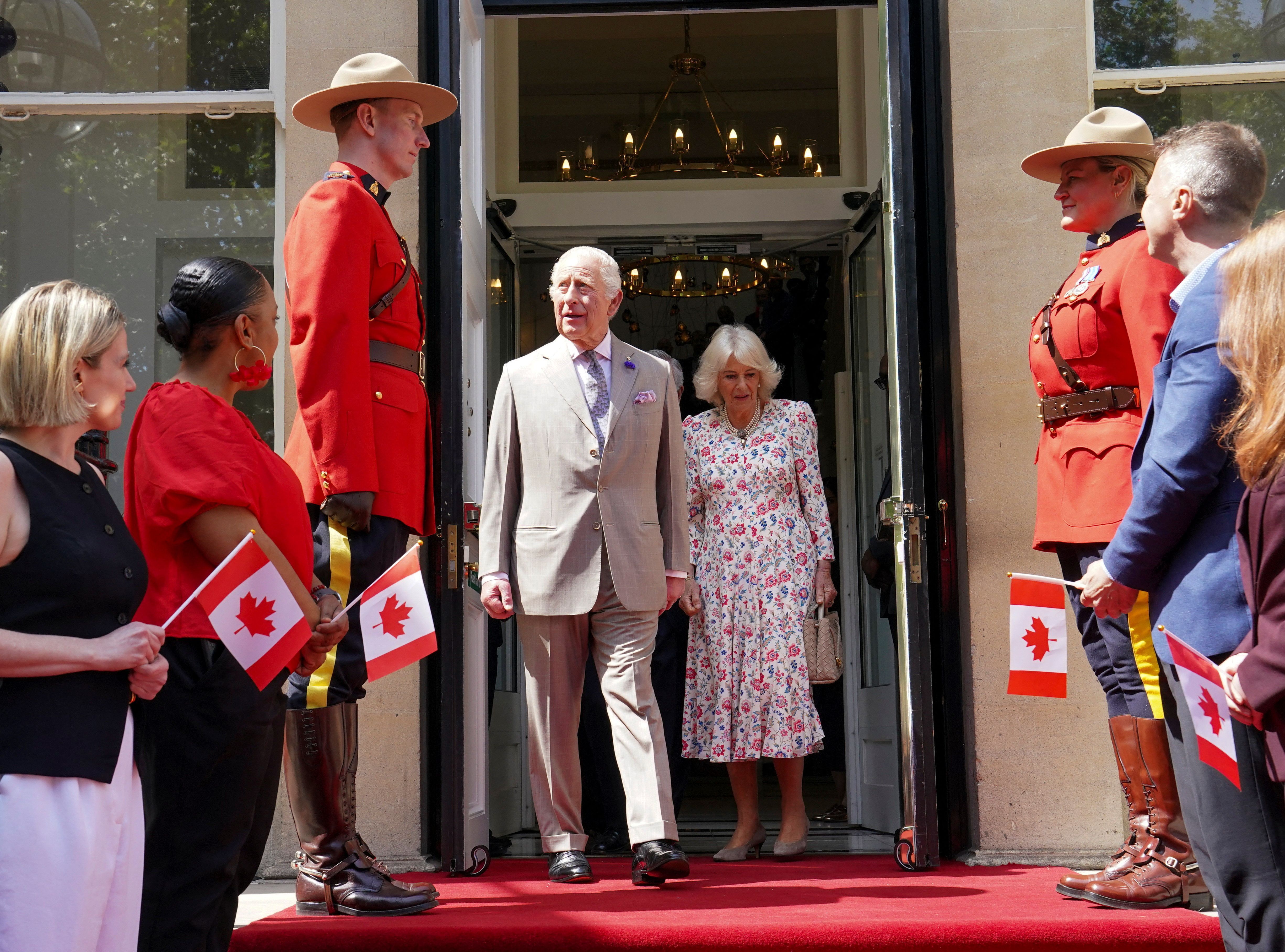 Rei britânico Charles e rainha Camilla visitam Casa do Canadá em Londres