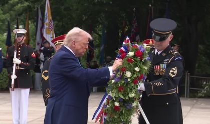 Trump homenageia militares mortos em serviço em cerimônia do Memorial Day