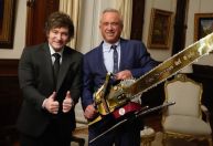 Chefe da Saúde dos EUA se reúne com Milei em meio a revisões sobre vacinas