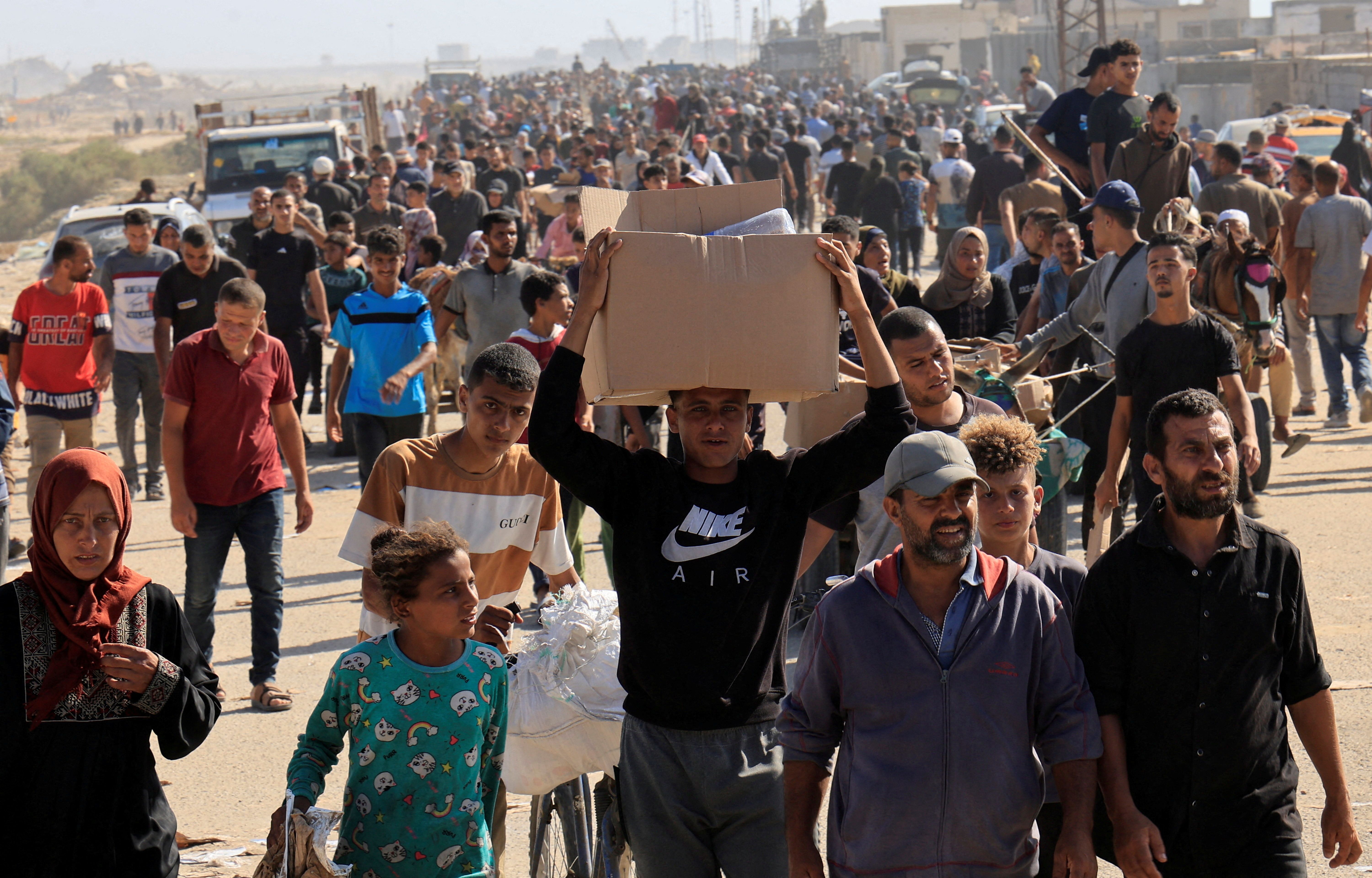 Palestinos se reúnem  perto de um centro de distribuição de ajuda apoiado pelos EUA em Rafah, no sul da Faixa de Gaza