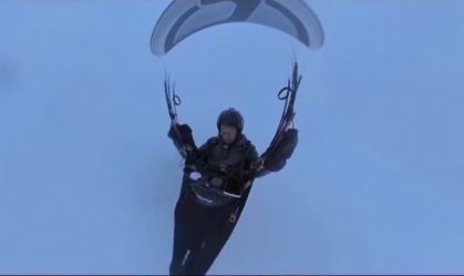 Chinês em parapente escapa da morte após ser “sugado” por nuvem congelante
