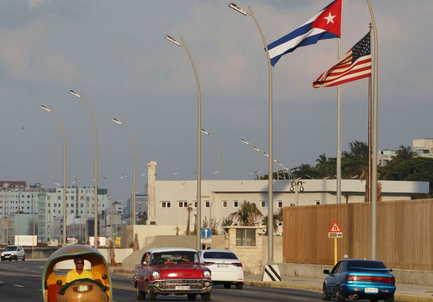 Carros passam por bandeiras cubana e americana ao lado da Embaixada dos EUA em Havana, Cuba • 13/05/2024 REUTERS/Alexandre Meneghini
