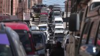 Veículos fazem longas filas por gasolina na Bolívia