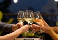 Consumo de vinho branco pode prevenir paradas cardíacas súbitas, diz estudo