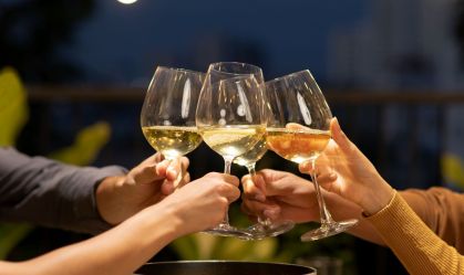 Consumo de vinho branco pode prevenir paradas cardíacas súbitas, diz estudo