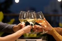 Consumo de vinho branco pode prevenir paradas cardíacas súbitas, diz estudo