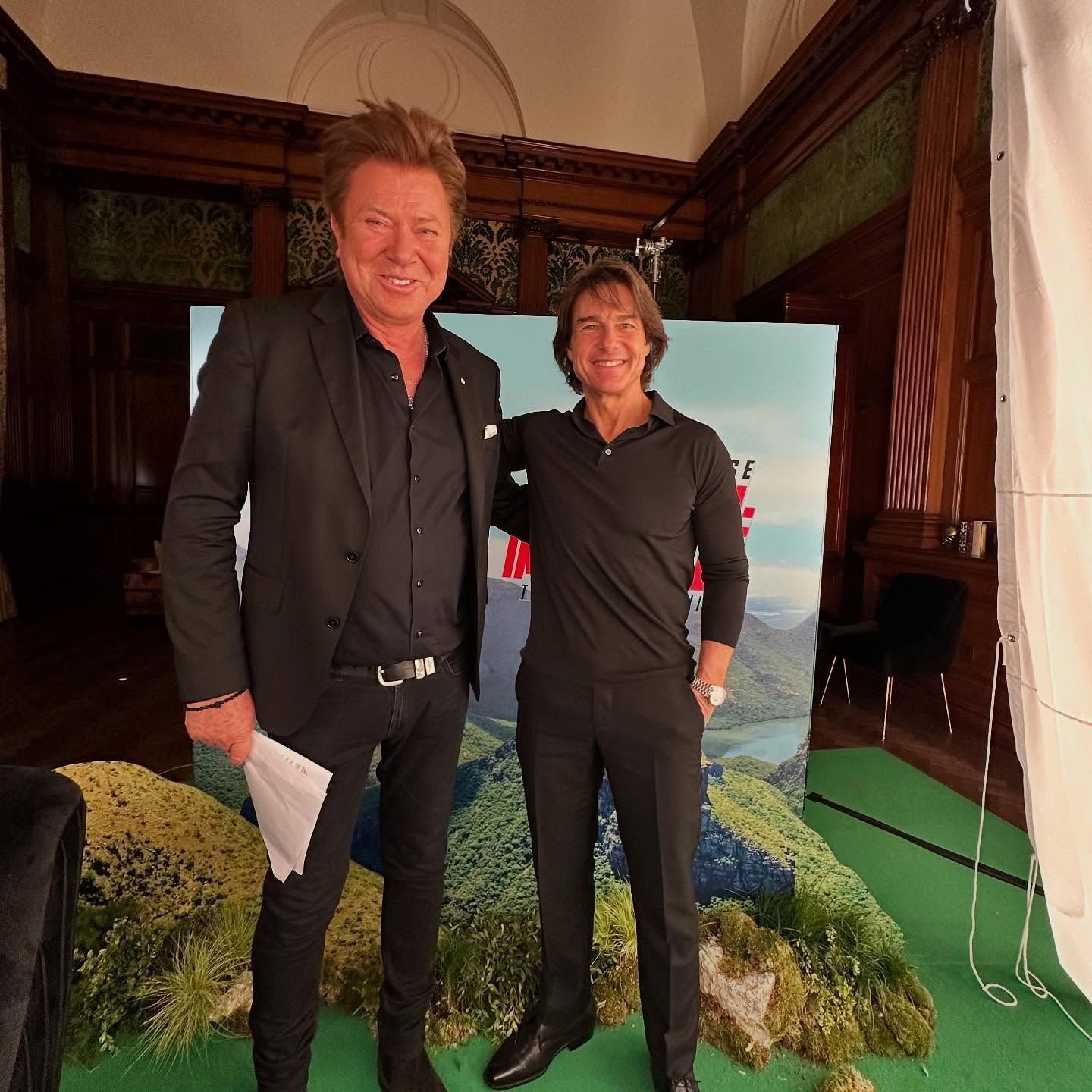 Tom Cruise ao lado do apresentador australiano Richard Wilkins • Instagram/Richard Wilkins