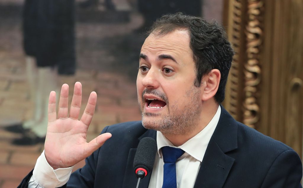 Glauber faz exames após ser retirado à força de Plenário | CNN Brasil