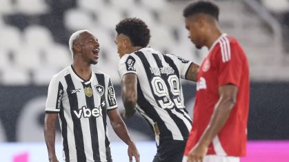 Igor Jesus comemora gol em Botafogo x Internacional