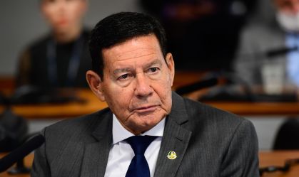 Mourão sobre ligação de Bolsonaro: "Nada de irregular aconteceu"