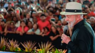 Lula defende regulação de redes sociais: "Tudo tem controle, menos os aplicativos"