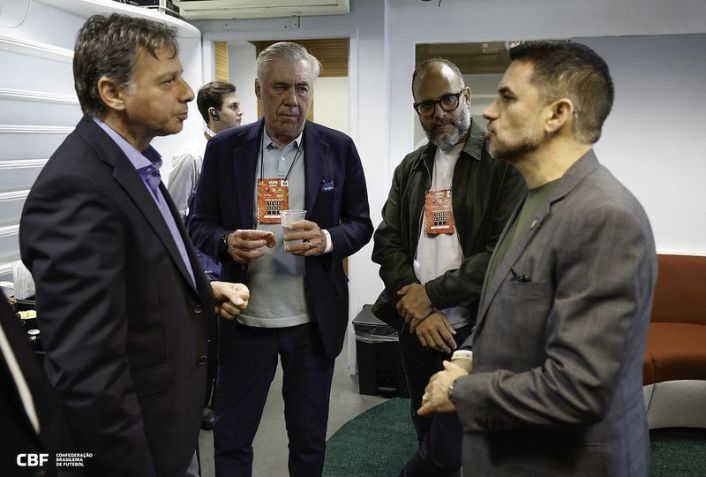 Treinador ao lado de Rodrigo Caetano • Foto: @rafaelribeirorio I CBF