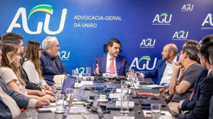 No centro da imagem: Rodrigo Assumpção (presidente da Dataprev), Jorge Messias (ministro-chefe da AGU) e Gilberto Waller Júnior (presidente do INSS) em reunião do grupo especial de combate às fraudes no INSS, em Brasília, 2 de maio de 2025